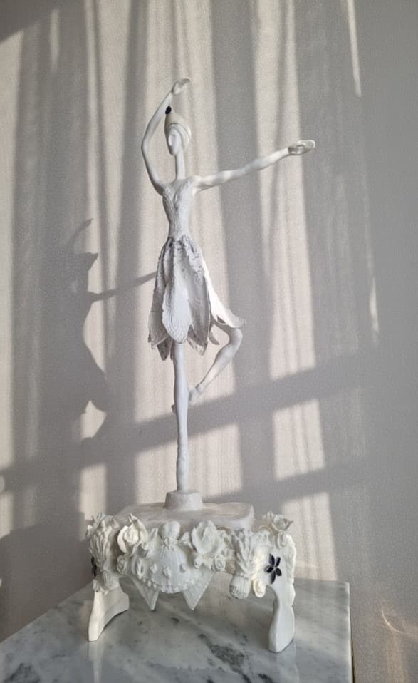 BALLERINA · 석분점토 , 천연원석 · 54 X  30 (높이 , 가로) · 2019 (이미지 출처 = 라파엘라 갤러리) · BALLERINA
