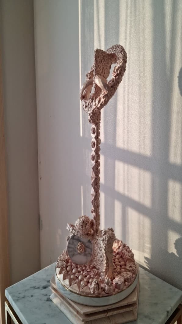 SYMBOL OF PIECE · 석분점토 , 스틸 , 대리석 · 56 X 28 (높이 , 가로) · 2020 (이미지 출처 = 라파엘라 갤러리) · SYMBOL OF PIECE