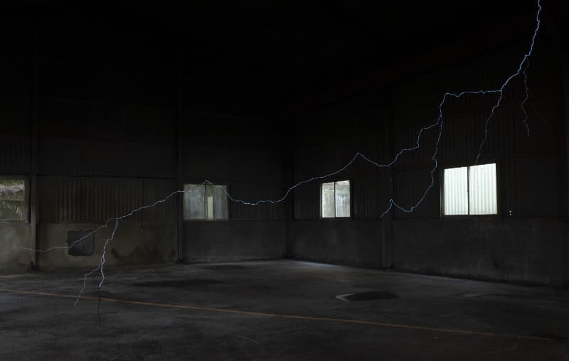 이창진, <번개_xx> · EI와이어, 9채널 사운드, 낚시줄 고정 · 3,000x10,000x10,000cm · 2020 (이미지 출처 = 부산현대미술관)