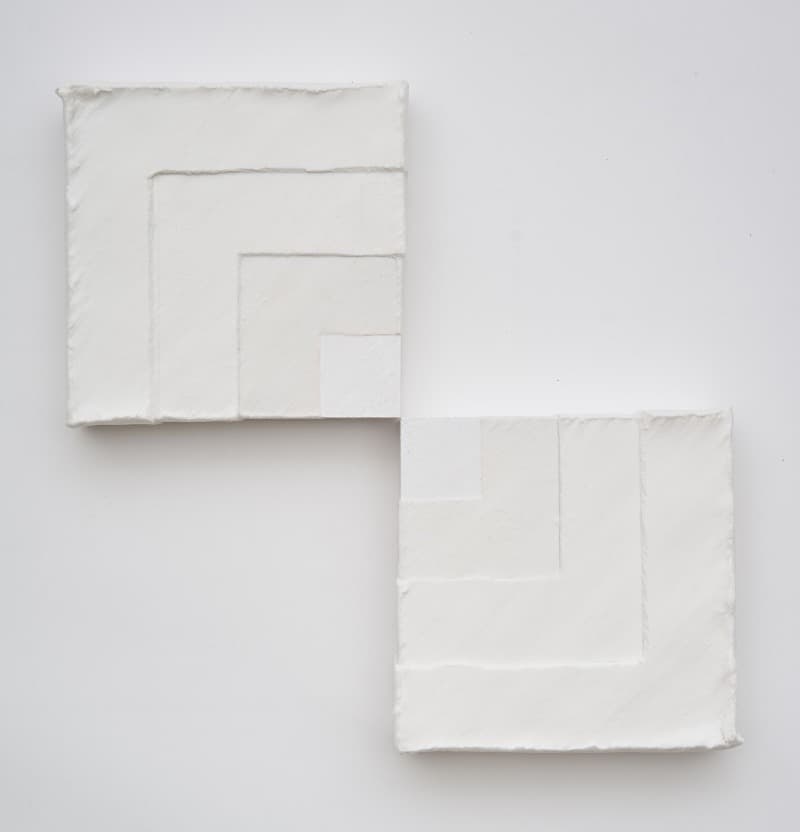 4 곱하기 4 혹은 그 이상 · Acrylic texure medium on  wood panel · in two parts, each: 15.8×15.8×4cm · 2021 (이미지 출처 = 드로잉룸) · Four Times Four or More · Acrylic texure medium on  wood panel