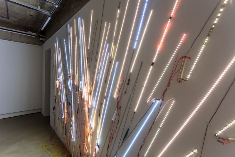 독산회화(4월의 벚꽃) detail · 버려진 폐 LED 수집 후 벽면에 설치 · 가변설치 · 2021 (이미지 제공 = 아트센터 예술의시간)