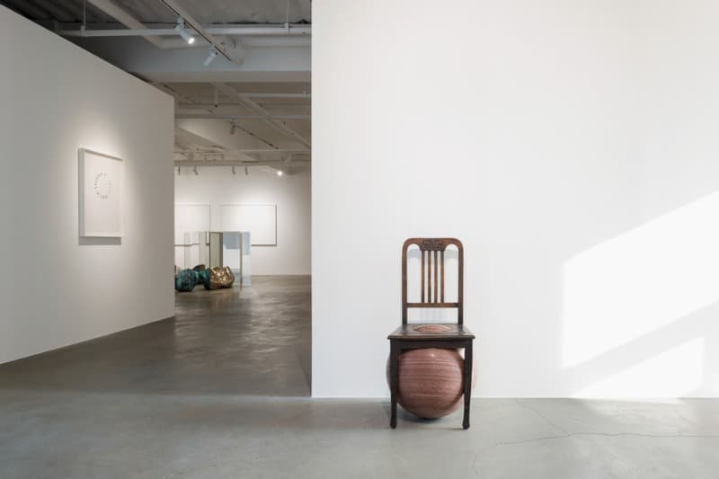 알리시아 크바데 : SOMETIMES I PREFER TO SIT ON A CHAIR ON THE EARTH 포스터