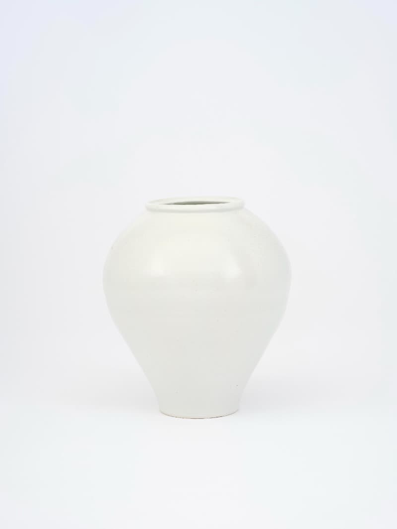 달항아리 · White porcelain · 42x42x46 cm · 2021 (이미지 제공 = 조현화랑) · White porcelain