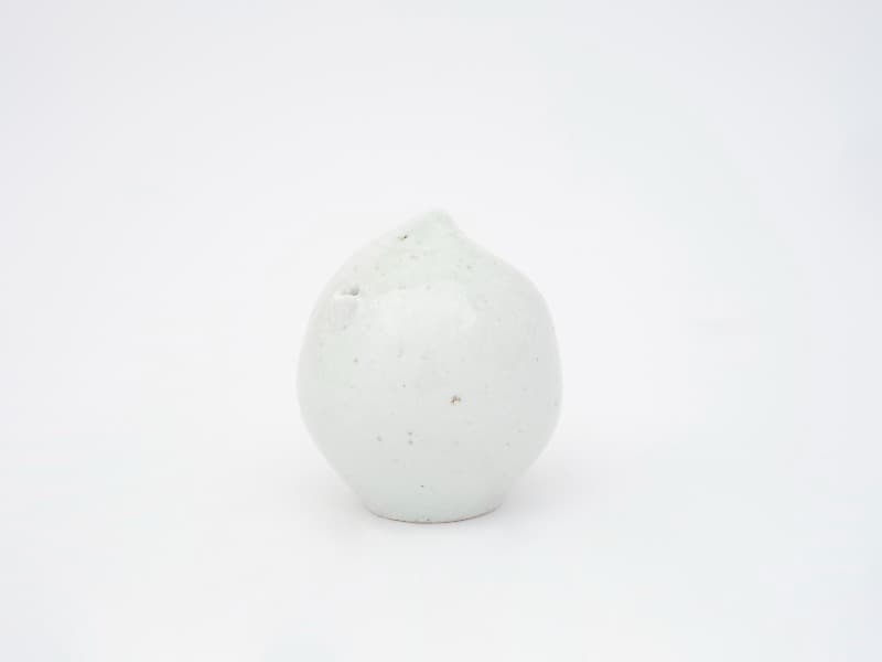 복숭아 연적 · White porcelain · 9.5x12.5 cm · 2021 (이미지 제공 = 조현화랑) · White porcelain