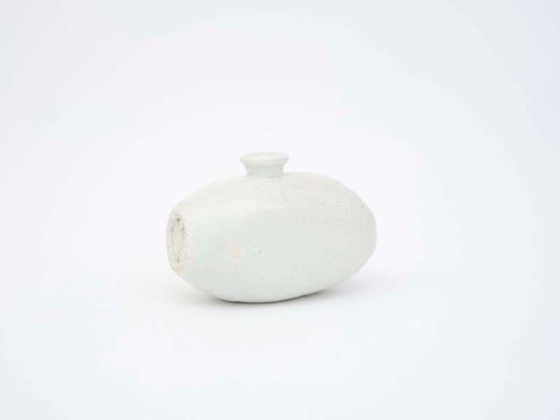 장군 · White porcelain · 15.5x6.5x9.5 cm · 2021 (이미지 제공 = 조현화랑) · White porcelain