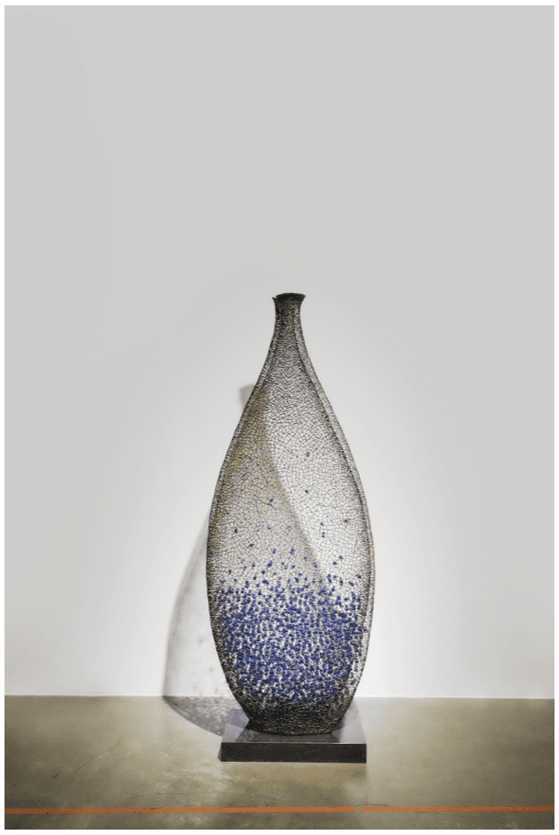 이준석, Painted Glass · Copper, Pyrex Glass, 마천석 · 55×28.5×153(cm) · (이미지출처 = RNL갤러리) · Lee Jun Seok, Painted Glass · Copper, Pyrex Glass, 마천석