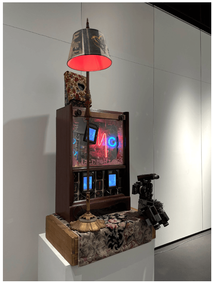 백남준, Nostalgia is Extended Feedback · 빈티지 TV캐비넷, 네온, 램프, 러그 등 혼합재료 · 165x78x53cm · 1991 (이미지출처 = 신세계갤러리)