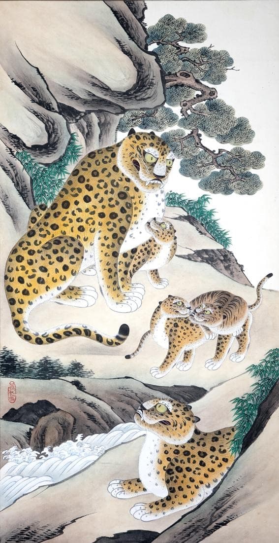 윤인수, 호족도虎族圖 · 한지에 분채 · 95×50cm · 2019 (이미지출처 = 이천시립월전미술관)