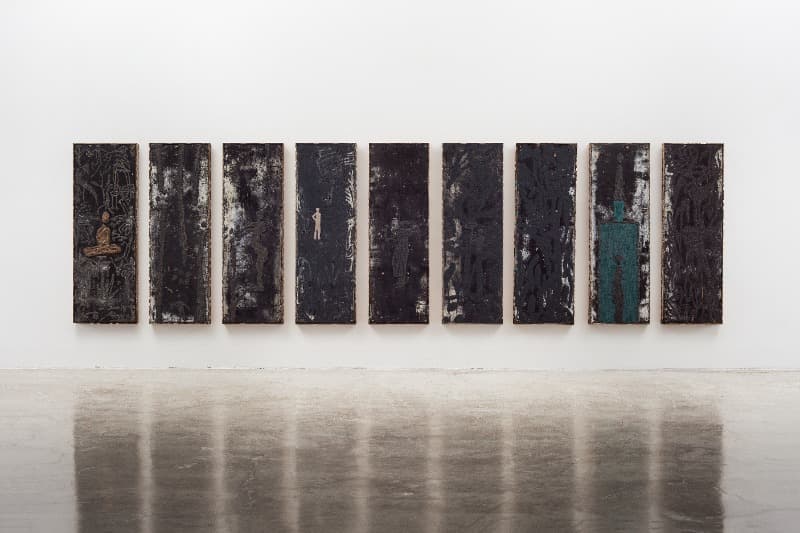 손부남, 황폐함에 어루만지다 · mixed media on euro form · 140x50cm x 9ea · 2015 (이미지출처 = 우민아트센터)