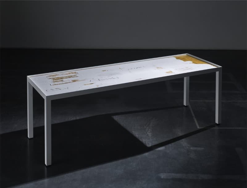 their bright traces · Aluminum, glass, wood, gold leaf, liquid china clay, charcoal, and graphite · 73 x 72 x 222 cm 28 3/4 × 28 3/8 × 87 3/8 in · 2021 (이미지출처 = 가나아트) · their bright traces · Aluminum, glass, wood, gold leaf, liquid china clay, charcoal, and gr