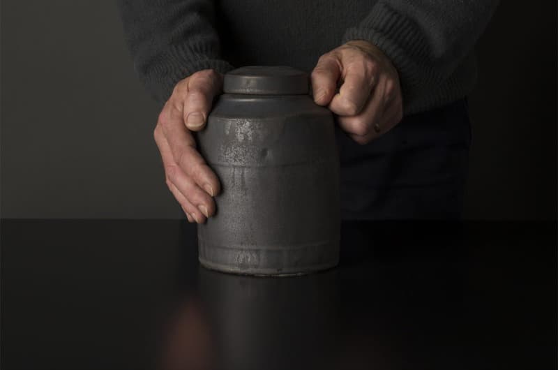 winter pot (A11) · Porcelain, lead, gold and yellow ochre pigment · 21 x 14.4 cm 8 1/4 x 5 11/16 in · 2020 (이미지출처 = 가나아트) · winter pot (A11) · Porcelain, lead, gold and yellow ochre pigment