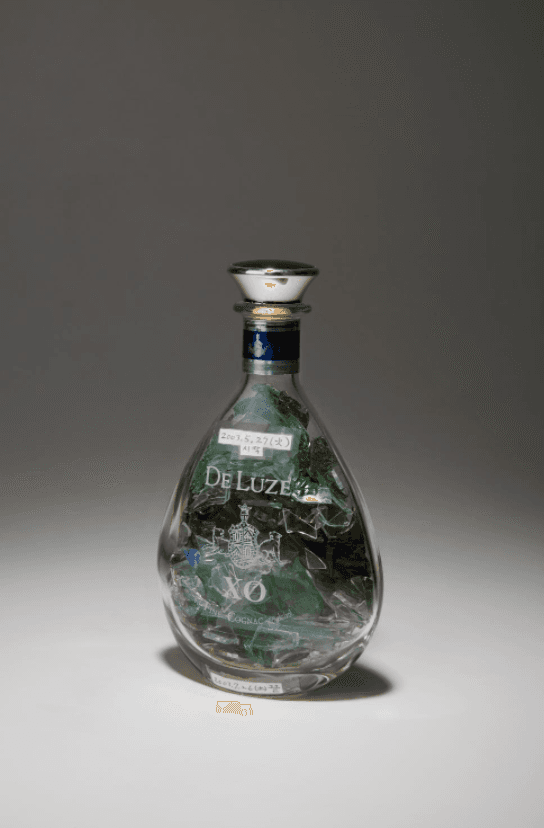파편, 순수 물질, 너는 너다 · 양주병, 유리조각 · 26.5x15x7.5cm · 2003 (이미지출처 = 서울시립미술관)