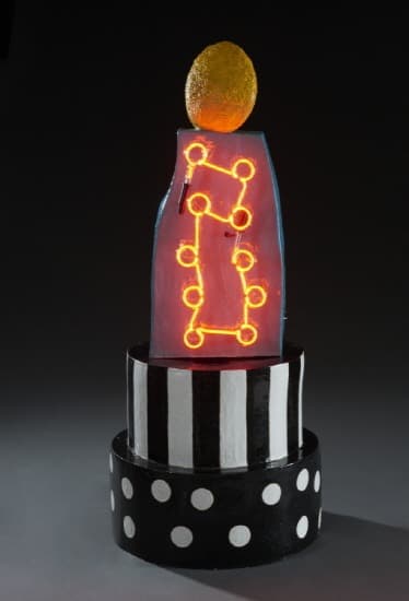 JAM PLAY · 점토, 유약, 네온, 혼합 매체 · 40x40x100cm · 2022 (이미지출처 = 아트비트갤러리)