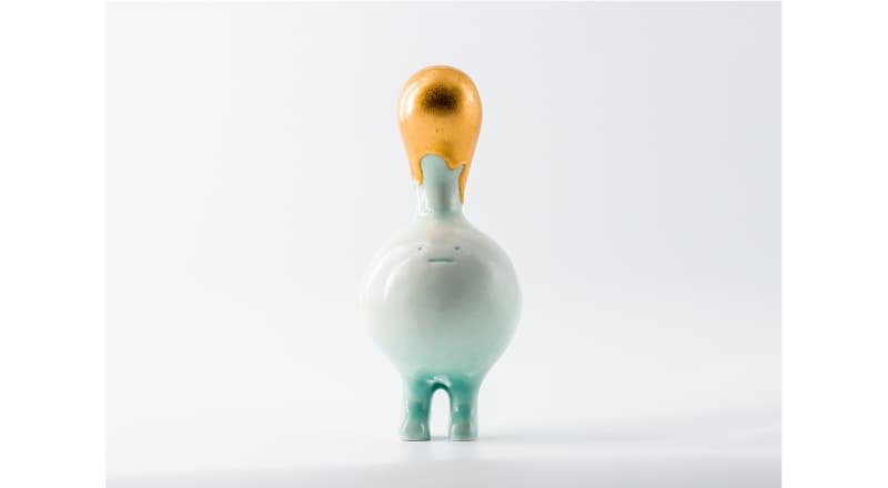 생충이_모방 · Ceramic, celadon glaze, Goldleaf · 165x70(mm) · 2021 (이미지출처 = 학고재아트센터) · Para_mimicry · Ceramic, celadon glaze, Goldleaf