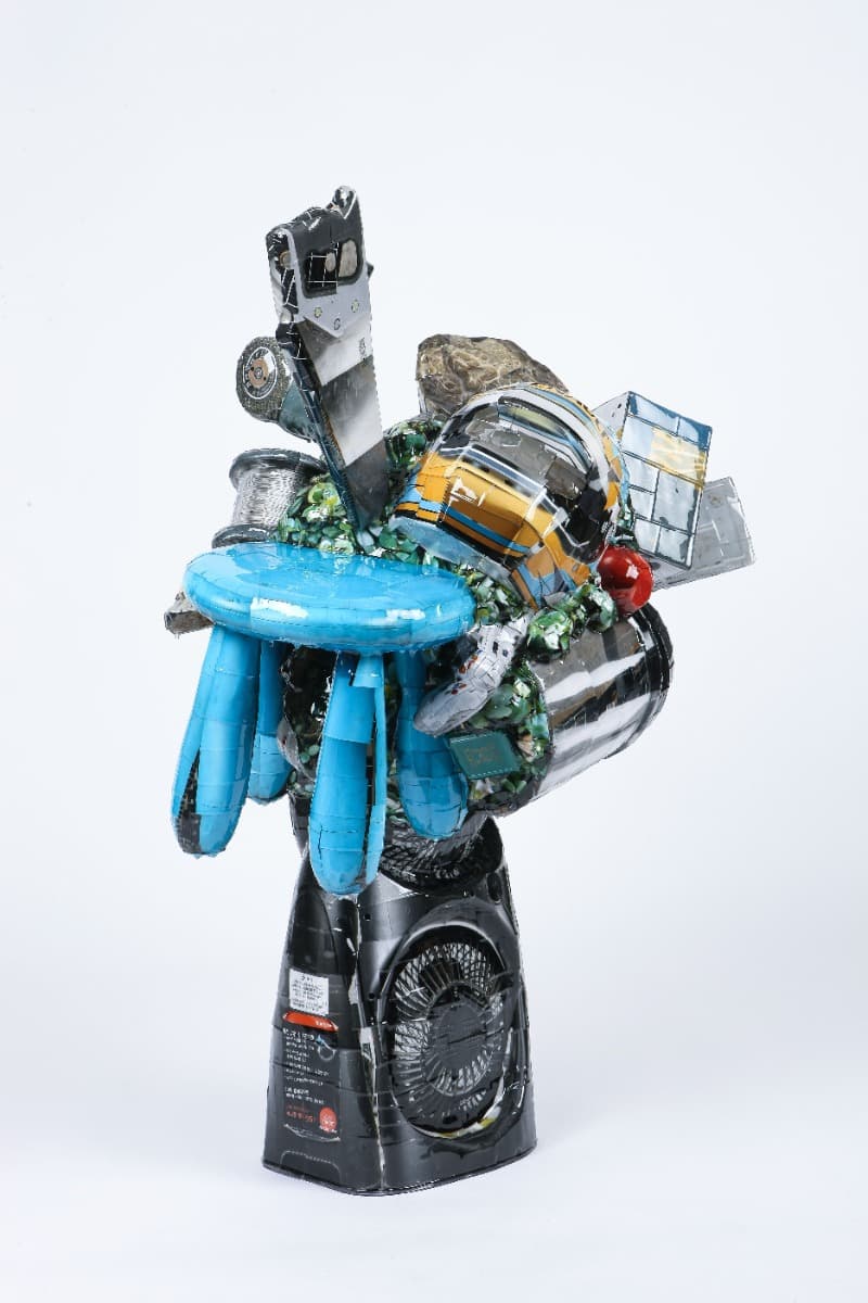 권오상, Fan & Head · C-print, Mixed media · 119x87x58cm · 2013 (이미지제공 = 에브리데이몬데이) · Gwon Osang, Fan & Head · C-print, Mixed media