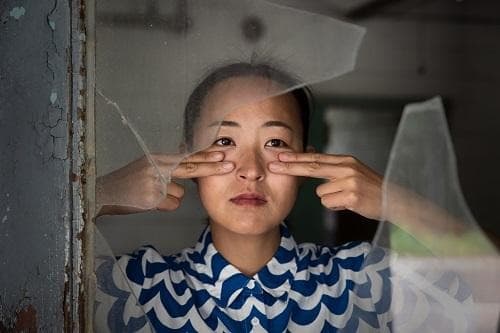 송주원, 뾰루지.물집.사마귀.점 · 3채널 HD비디오, 컬러, 사운드 · 7분15초 · 2021 (이미지출처 = 국립현대미술관)