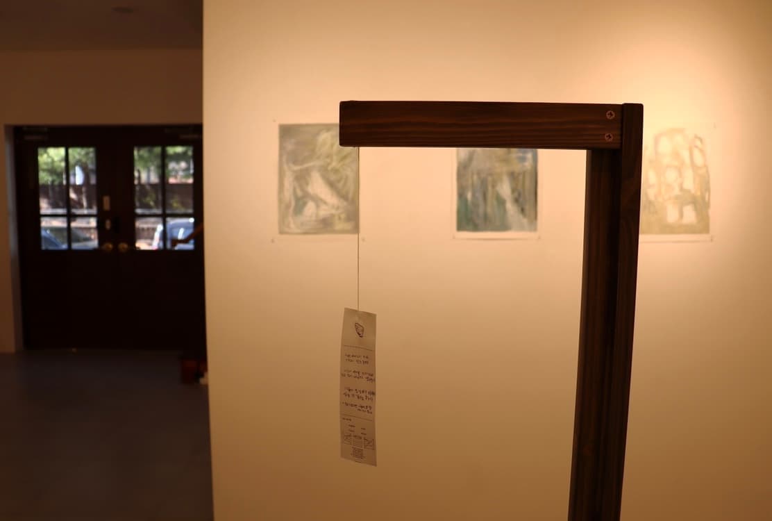 (약칭 : 미완에 대한 답변 ) · 세탁 라벨지에 인쇄, 트레싱지, 돌 등 혼합재료 · 39.2 x 39.5  x 145.6cm · 2021 (출처 = 김혜원 작가)
