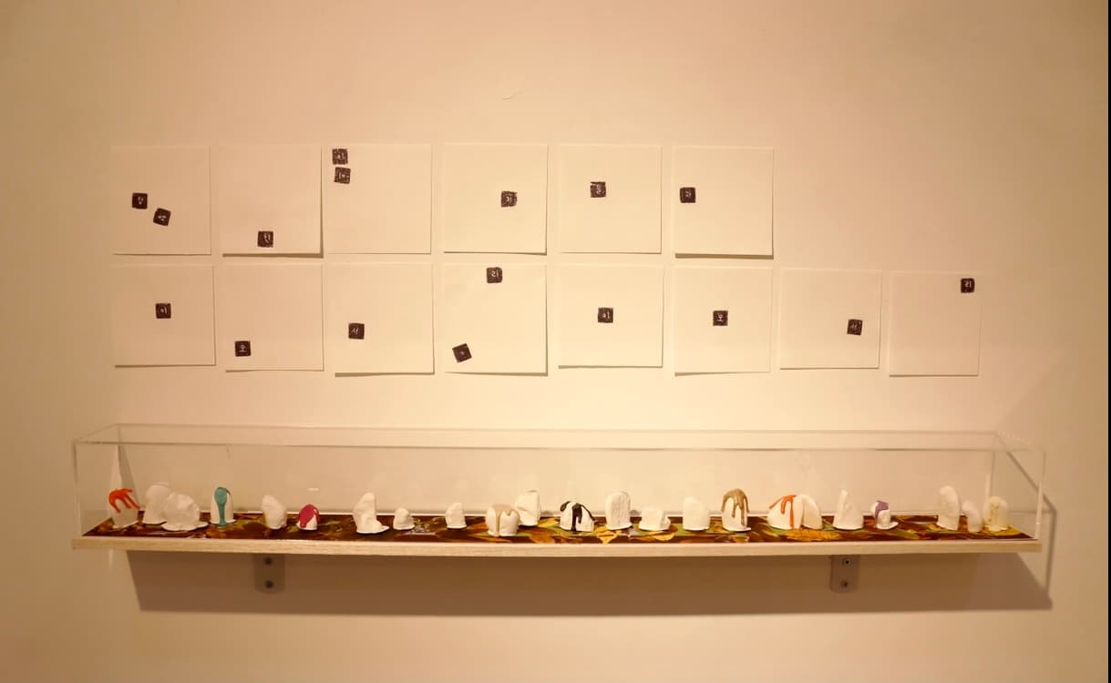 텁텁한 이 이미지들과 이 모서리, 이 모서리 · 석고,나무합판, 천에 인쇄, 왁스, 아크릴 박스 등 혼합재료 · 가변설치 · 2021 (출처 = 김혜원 작가)