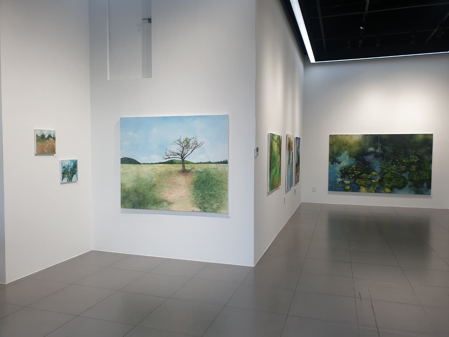 나홀로 나무 · 장지에 채색 · 162.2x130.3cm · 2021 (이미지 제공 = 갤러리 밀스튜디오)
