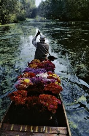 Dal Lake_Kashimer_Flower seller