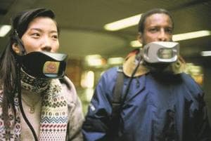 핀란드 헬싱키의 거리에서  대변인(마우스피스) (1993년 작)을 시연 중인 퍼포머들